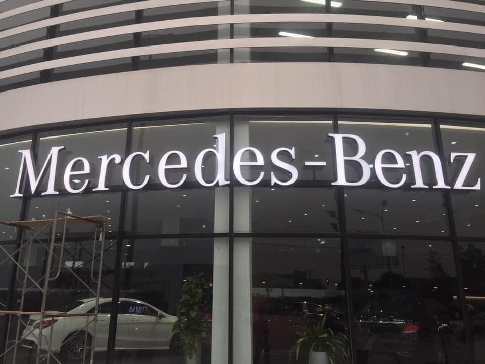 Biển quảng cáo Mercedes Benz